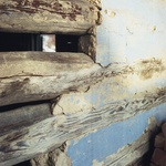 Obr. 5a - Roubené stavby s hliněnými omítkami