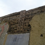 Obr. 6 Rymice – odkrytá část původní dřevěné konstrukce při bourání