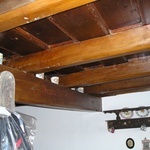 Obr. 9 Dřevěný trámový strop otevřený