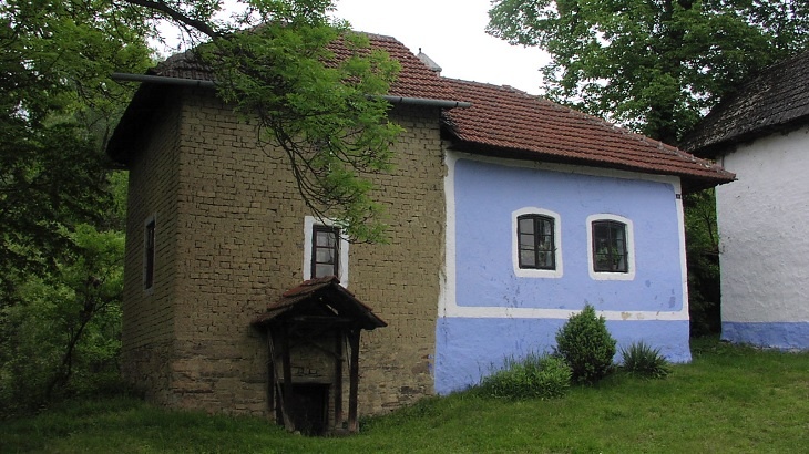 Obr7b. hliněný dům částečně omítnutý Kombinace dřeva a hlíny v moderním stavebnictví - historické stavby