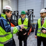 Pawel Pomykala, manažer výrobního závodu společnosti ROCKWOOL, Jindřich Kotyza, jednatel a ředitel Linde Material Handling Česká republika a Josef Mik, marketingový manažer společnosti ROCKWOOL (zleva)
