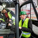 Pawel Pomykala (vlevo) přebírá CNG vozíky od Jindřicha Kotyzy