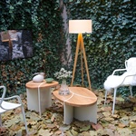 Konferenční stolek Soul s křesílky a lampou Tripod Zdroj: www.lusito.cz