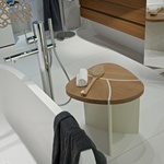 Odkládací stolek Soul v koupelně u vany Zdroj: www.lusito.cz