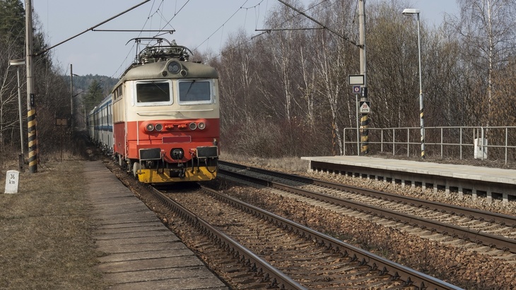 Nádraží Čelákovice leží na trati Lysá nad Labem a Praha-Vysočany, ilustrační obrázek fotolia.com © martinfredy