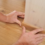 Dilatační spáru okolo dřevěné podlahy přikryjete dřevěnou lištou ze stejného dřeva jako je podlaha.