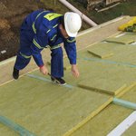 Prostor v rámci konstrukčních kontralatí lze vyplnit další vrstvou tepelné izolace. Tím překryjeme nejen spoje izolací ale i vylepšíme celkovou tepelnou účinnost.