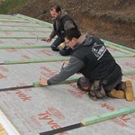 Jakmile je tepelná izolace položena, lze postupně klást difuzně otevřenou pojistnou hydroizolaci Tyvek Soft Antireflex.