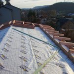 Na provedené bednění položíme parobrzdu Isover Vario KM DUPLEX UV (ta navíc díky speciální povrchové úpravě vhodně přilne k povrchu prken). 