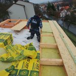 Aby konstrukce byla při montáži o nějakou část opřena, je nutno u okapní hrany osadit nejdříve námětek či jinou alternativní konstrukci z důvodu dorovnání výškové úrovně.