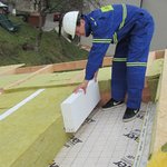 Montážní hranoly Isover TRAM (z minerální izolace či polystyrenu) se kladou od sebe 600 či 1200 (1300) mm dle rozměru výplňové izolace. Aby hranoly správně držely, je možné je předem připevnit oboustrannou lepicí páskou.