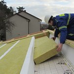 Po upevnění montážních hranolů na části konstrukce se mezi ně vloží výplňová izolace. Vhodné typy jsou např. Isover Uni či Isover Unirol Profi.