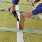 Aby byly vruty správně dotaženy, je vhodné použít speciální montážní nástavec WTT40/ D10 a kontralatě předem předvrtat průměrem max. 6 mm. Při dotahování vrutu je vhodné si kontralať podepřít tzv. koníčkem.