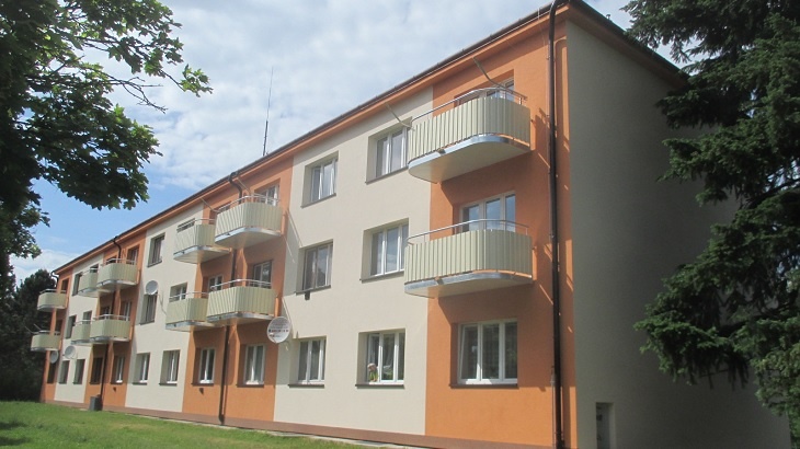 Mámo, podívej… Oni jim dělaj‘ balkóny! Mámo, podívej… Oni jim dělaj‘ balkóny!