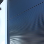 Detail sendvičových panelů Lindab na fasádě autosalonu Škoda Auto Šídlo v Horoměřicích u Prahy.