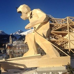 Obří dřevěný lyžař Edy z panelů NOVATOP