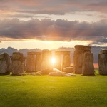 Sluneční paprsek ve Stonehenge těsně před rozbřeskem. Ve dny letního a zimního slunovratu se spojí mezi dvěma megality linie paprsku v jednu, spojující Sever a Jih. © © Fotolia.com - andrewmroland