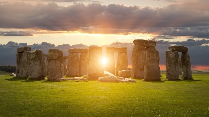 Sluneční paprsek ve Stonehenge těsně před rozbřeskem. Ve dny letního a zimního slunovratu se spojí mezi dvěma megality linie paprsku v jednu, spojující Sever a Jih. © Fotolia.com - andrewmroland Sluneční paprsek ve Stonehenge těsně před rozbřeskem. Ve dny letního a zimního slunovratu se spojí mezi dvěma megality linie paprsku v jednu, spojující Sever a Jih. © Fotolia.com - andrewmroland