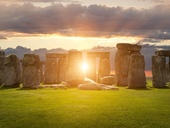 Sluneční paprsek ve Stonehenge těsně před rozbřeskem. Ve dny letního a zimního slunovratu se spojí mezi dvěma megality linie paprsku v jednu, spojující Sever a Jih. © Fotolia.com - andrewmroland