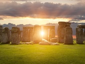 Sluneční paprsek ve Stonehenge těsně před rozbřeskem. Ve dny letního a zimního slunovratu se spojí mezi dvěma megality linie paprsku v jednu, spojující Sever a Jih. © Fotolia.com - andrewmroland