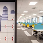 Vzhled skříněk vtipně reaguje na rychlý růst firmy i nepřetržitý provoz call-centra. Město jenž nikdy nespí. Zdroj fotek:  Radek Brunecky (www.atelier.brunecky.com), White Star Real Estate (www.whitestar-realestate.com)
