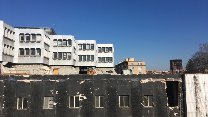 Budova telefonní ústředny v Dejvicích od architekta Aulického prochází poslední fází životního cyklu - demolicí. Foto: Ing. Dana Česká, redakce Telefonní ústředna, Dejvice, Aulický, Demolice