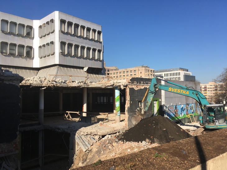 Budova telefonní ústředny v Dejvicích od architekta Aulického prochází poslední fází životního cyklu - demolicí. Foto: Ing. Dana Česká, redakce