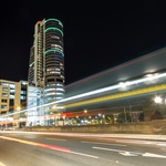 Bridgewater Place vznikajícími vzdušnými víry podráží kolemjdoucím lidem nohy.