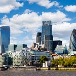 Panorama Londýna, vlevo budova přezdívaná „sluchátko“ tvoří v kombinaci se sluníčkem pro okolí nebezpečnou zbraň.