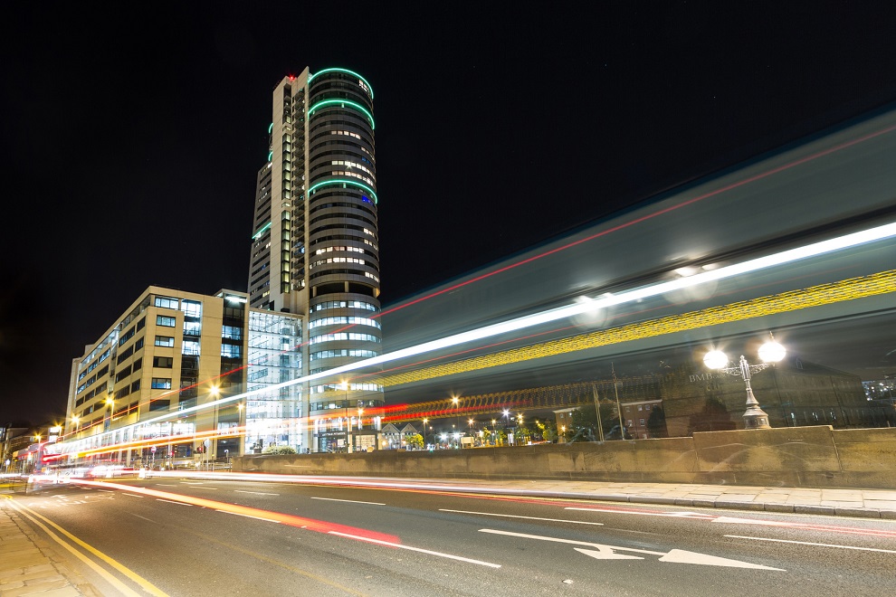 Bridgewater Place vznikajícími vzdušnými víry podráží kolemjdoucím lidem nohy.© Fotolia.com - lancesagar