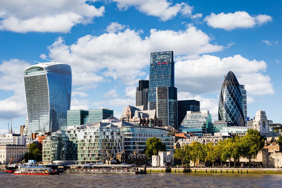 Panorama Londýna, vlevo budova přezdívaná „sluchátko“ tvoří v kombinaci se sluníčkem pro okolí nebezpečnou zbraň. © Fotolia.com - vojtech-herout