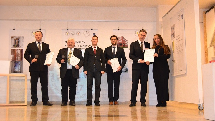 Předávání bronzové medaile v soutěži Známka kvality VÝROBEK – TECHNOLOGIE pro stavitelství a architekturu 2017 za litý cementový potěr CEMFLOW Předávání bronzové medaile v soutěži Známka kvality VÝROBEK – TECHNOLOGIE pro stavitelství a architekturu 2017 za litý cementový potěr CEMFLOW