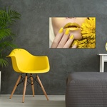 antracitově temnou výmalbu rozjasní jasně žluté interiérové doplňky, foto: Likefoto