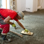 Lehký beton se upravuje klasicky stahovací latí a běžným zednickým hladítkem
