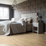 Proměna půdního prostoru na ložnici s použitím laminátové podlahy Quick-Step ze série Impressive