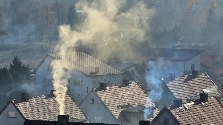 Obtěžuje vás kouř a zápach z komína souseda? Jak se bránit?