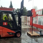V rámci Dne bezpečnosti se zaměstnanci zapojili do soutěže „ještěrkářů“ ve zručnosti obsluhy vysokozdvižných vozíků