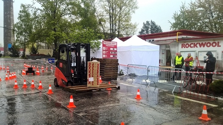 V rámci Dne bezpečnosti se zaměstnanci zapojili do soutěže „ještěrkářů“ ve zručnosti obsluhy vysokozdvižných vozíků V rámci Dne bezpečnosti se zaměstnanci zapojili do soutěže „ještěrkářů“ ve zručnosti obsluhy vysokozdvižných vozíků