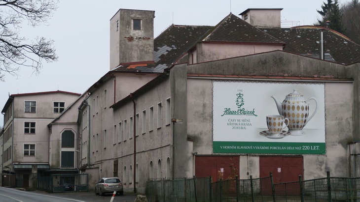 Dříve slavná porcelánka v Horním Slavkově na Sokolovsku opět změní majitele Dříve slavná porcelánka v Horním Slavkově na Sokolovsku opět změní majitele
