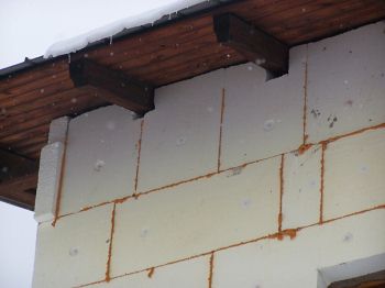 Obr. 10 - Styk stěny a střechy, hrubá nepřesnost v zakončení nároží. Obr. 10 - Styk stěny a střechy, hrubá nepřesnost v zakončení nároží.