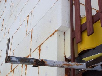 Obr. 8 - Nedořešený spoj desek na nároží. Na balkoně je pěnový polystyren dotažen až pochozí vrstvě. Obr. 8 - Nedořešený spoj desek na nároží. Na balkoně je pěnový polystyren dotažen až pochozí vrstvě.