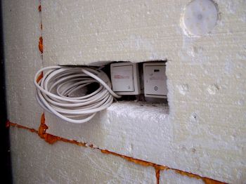 Obr. 9 - Elektroinstalace, zřetelná i příliš zatlačená hmoždinka. Obr. 9 - Elektroinstalace, zřetelná i příliš zatlačená hmoždinka.