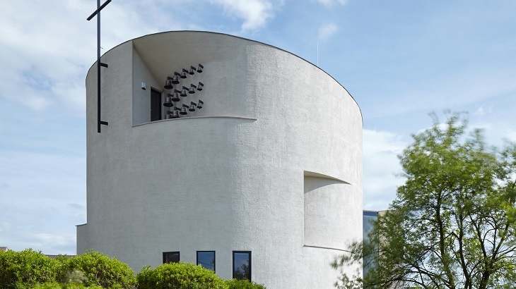 Stavba jako z papíru. Hra architekta se světlem v novém kostele v Sazovicích Stavba jako z papíru. Hra architekta se světlem v novém kostele v Sazovicích
