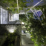 Uprostřed přelidněného města vytvořili bydlení plné zeleně. Inspirují i okolí Foto: Hiroyuki Oki