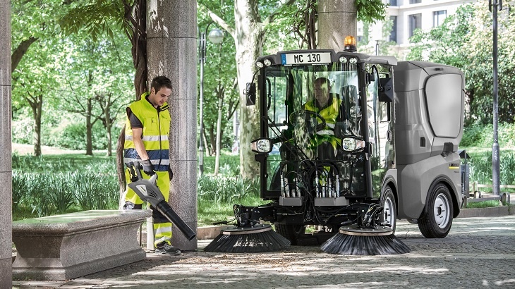 Bateriový fukar na listí s lithium-ionovou baterií a plynule nastavitelným ventilátorem pro přemístění listí a lehkého odpadu k zametacímu stroji s odsáváním (Foto: Kärcher) Bateriový fukar na listí s lithium-ionovou baterií a plynule nastavitelným ventilátorem pro přemístění listí a lehkého odpadu k zametacímu stroji s odsáváním (Foto: Kärcher)