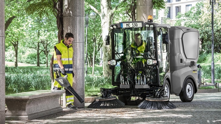 Bateriový fukar na listí s lithium-ionovou baterií a plynule nastavitelným ventilátorem pro přemístění listí a lehkého odpadu k zametacímu stroji s odsáváním (Foto: Kärcher)