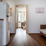 Pohled na zrekonstruovanou kuchyň a obývací pokoj s jídelním koutem. Na litý potěr Knauf FE Allegro s podlahovým topením byla položena vinylová podlaha s dekorem dřeva.