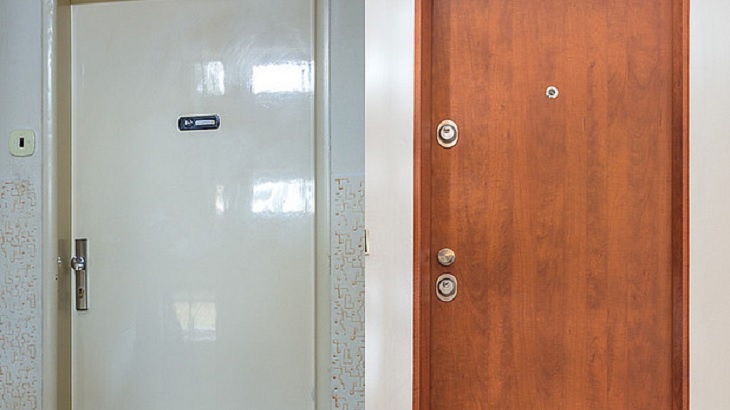 Světlé dveře a tmavá podlaha opticky zvětší chodbu. Jak vybrat správné vchodové dveře?