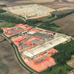 Pohled z ptačí perspektivy na výrobní závod společnosti HELUZ v Hevlíně