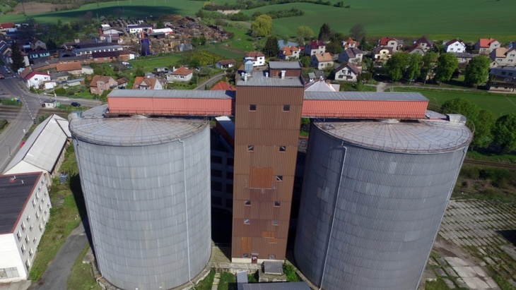 Průmyslový areál včetně velkokapacitních sil v Královéhradeckém kraji je na prodej